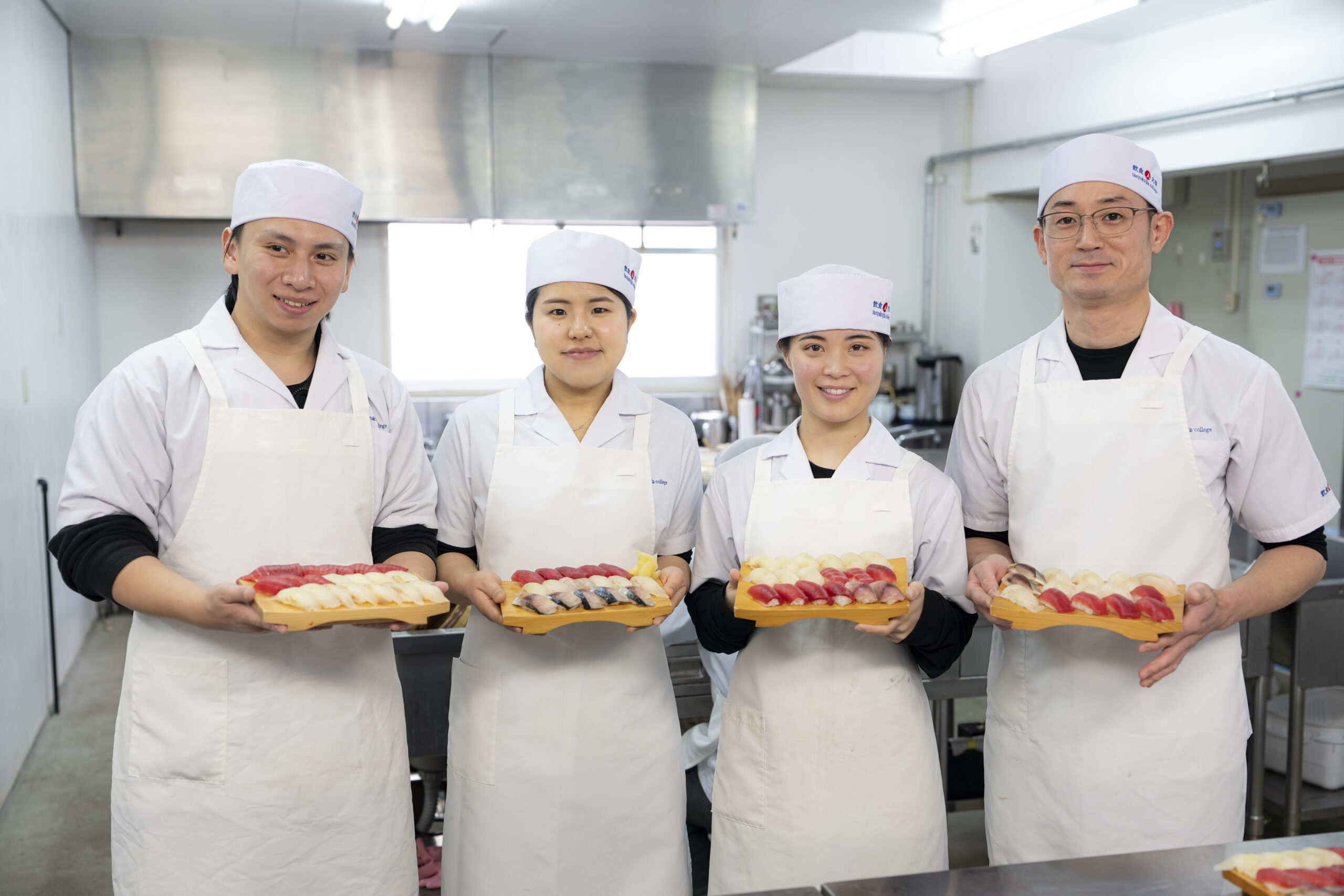 飲食人大学で寿司職人の技術を修得した卒業生の姿