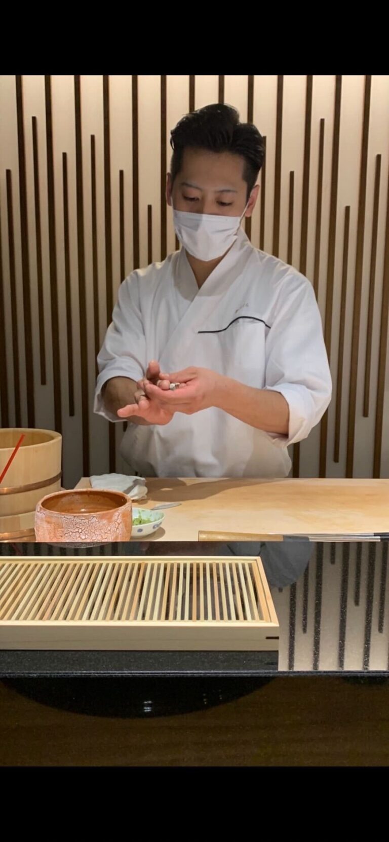 和食マナーの基礎|ただの作法で終わらせない。「信頼」と「価値」を生むプロの所作 | 寿司職人の学校は飲食人大学 和食マナーの基礎|ただの作法で ...