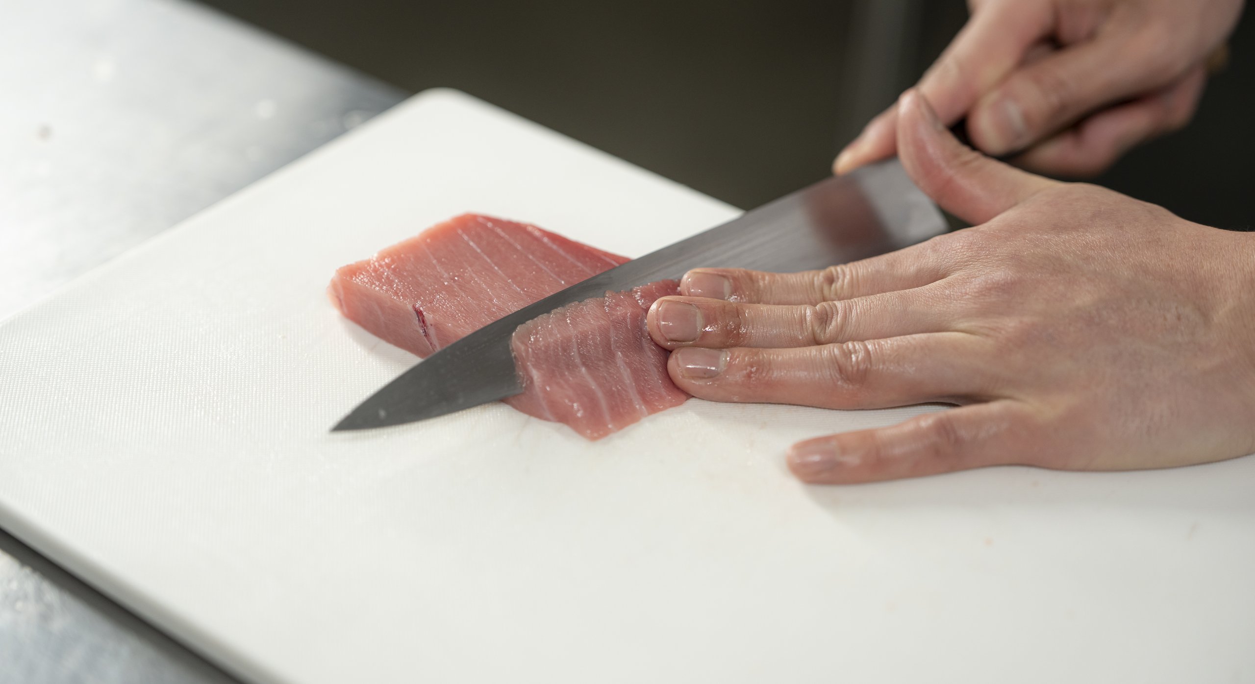 包丁でマグロを切り分ける手元