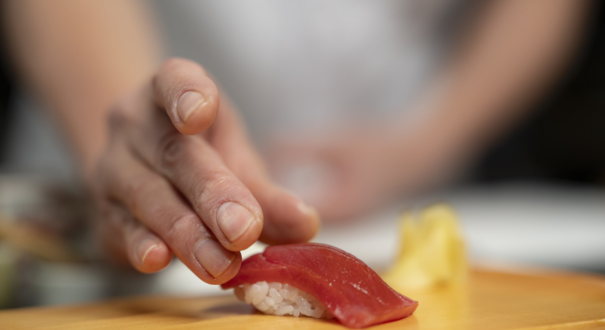 カウンターに握り寿司を置く手元