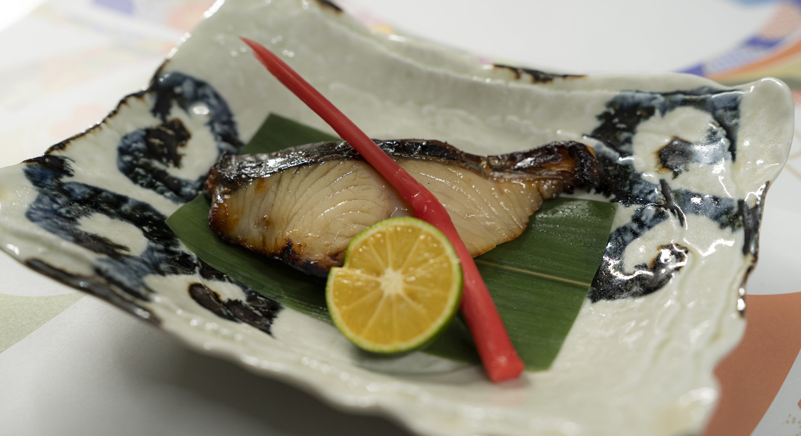 器に盛り付けた焼き魚
